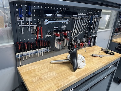Zadel met zadelpen op de werkbank