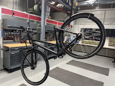 Fiets die hangt ter reparatie - Fietsplan Westland
